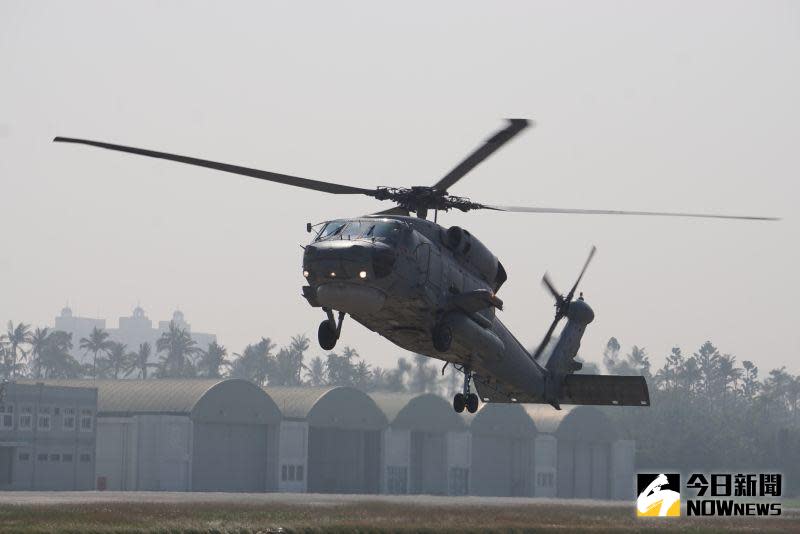 ▲海軍S-70C反潛直升機22日發生墜地事故，機上4軍官輕重傷，機工長劉尚鈞昨（23）晚不幸傷重不治。(圖／記者呂炯昌攝)