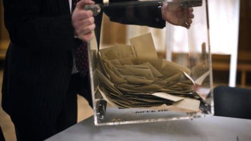 Un scrutateur vide l'urne contenant les bulletins de vote, le 20 mars 2011 à Dijon - Jeff Pachoud
