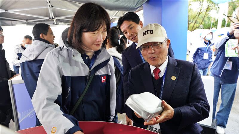 鴻海（2317）鎖定電動車、機器人、數位健康產業與人工智慧、半導體、新世代通訊技術領域人才，更大幅增加AI伺服器、軟體應用相關職缺。（圖／鴻海提供）