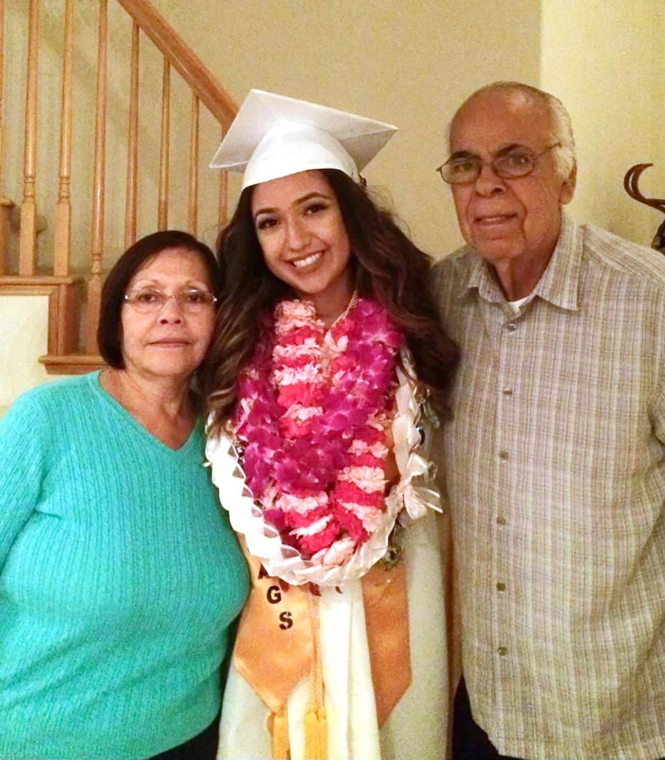 Anaissa Medina con sus abuelos, William y Juanita Huerta.