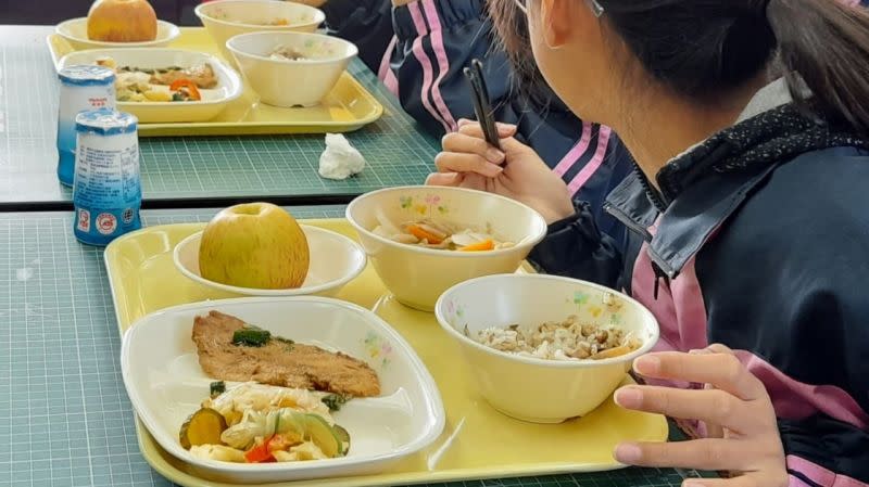 ▲雲林縣建國國中供應的群馬縣沼田市學校給食中心餐點，包括豆腐飯、蔥味噌烤雞、和風蒟蒻沙拉、麵疙瘩湯、蘋果、牛乳。（圖／大享食育協會提供）