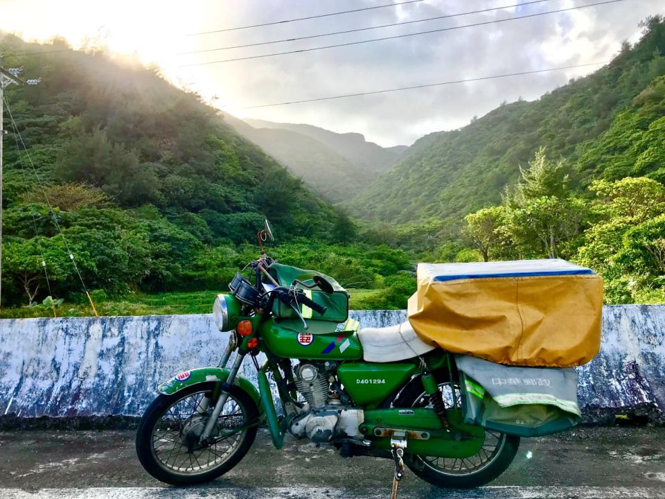 簡偉駿騎著郵務車穿梭在蘭嶼公路與巷弄間，不僅看到了大景，也體驗到人情溫暖與現實的悲傷。寶瓶文化提供