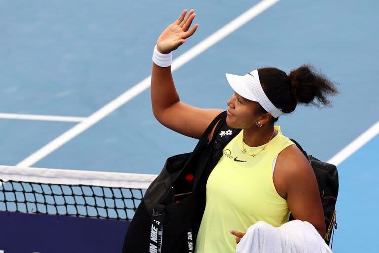 La japonesa Naomi Osaka se despide del público tras su eliminación ante Karolina Pliskova en Brisbane, Australia