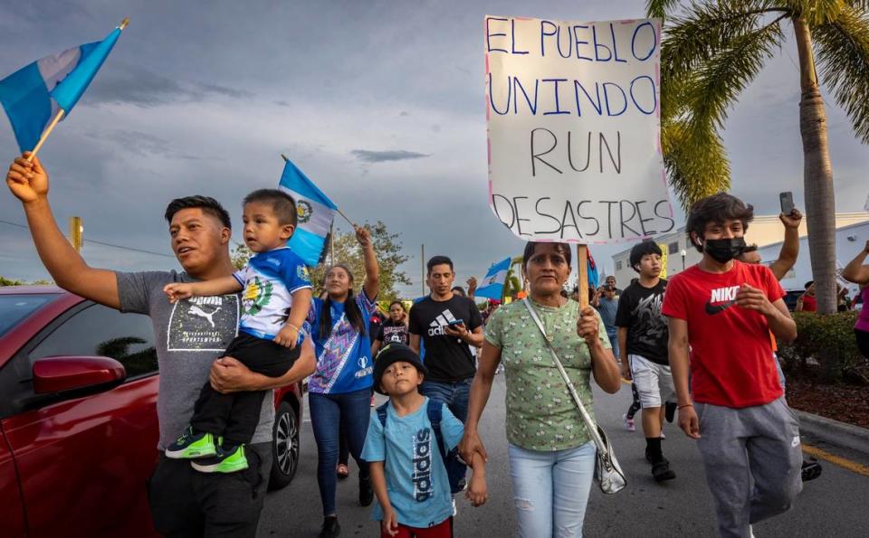 Homestead, Florida - 1º de junio de 2023 - Los manifestantes portaban pancartas y coreaban consignas mientras marchaban por las calles de Homestead para expresar su oposición a la ley SB 1718.