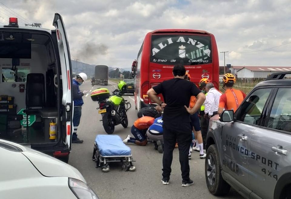 El ciclista colombiano Egan Bernal, jefe de filas del Ineos Grenadier, chocó contra un autobús en una carretera cercana a Bogotá mientras entrenaba.