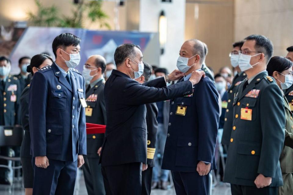 國防部廿八日上午舉行陸海空軍將官晉任布達暨授階典禮，由國防部長邱國正親自為將官授階。 (國防部提供)