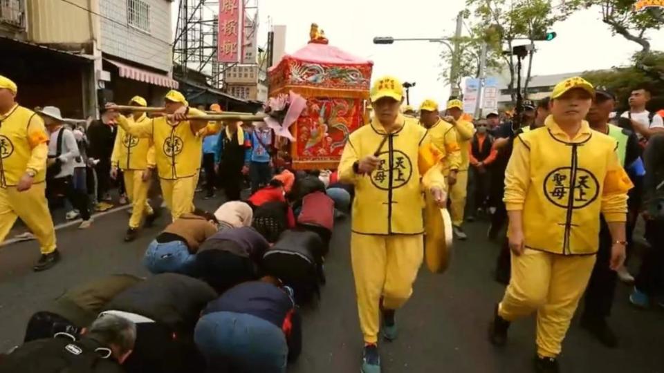 信徒大排長龍等鑽轎底。（圖／翻攝自白沙屯拱天宮）