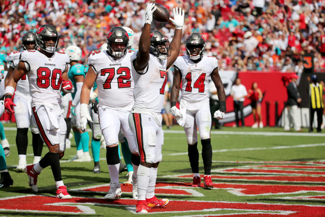 Giovani Bernard back with Buccaneers on one-year contract