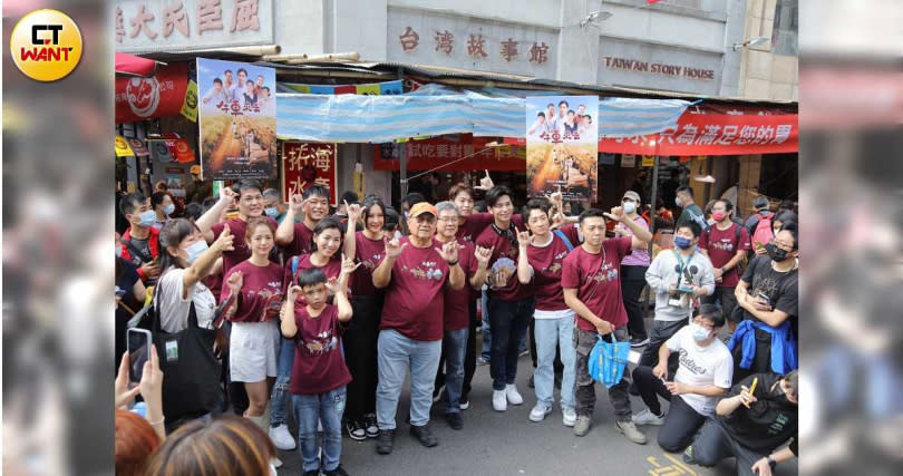 《牛車來去》演遠安心亞、楊烈、米可白、楊子儀、蕭景鴻、臧芮軒、葛丞、潘逸安、廖錦德、康乃星，以及導演李岳峰，今日中午到年貨大街宣傳新戲。（圖／焦正德攝）