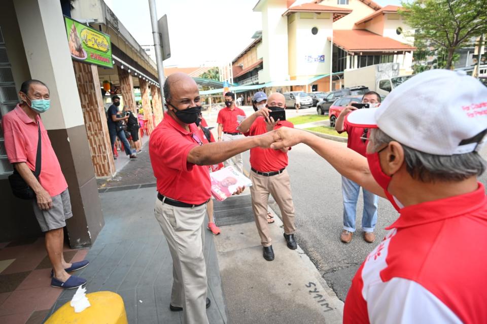 PSP's Tan Cheng Bock shares a fist bump with SDP's Paul Tambyah outside a coffeeshop at Bukit Panjang on 7 July. (PHOTO: Yahoo News Singapore/Joseph Nair)