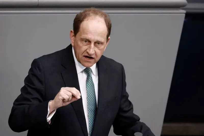 Almanya'nın Rusya Büyükelçisi Alexander Graf Lambsdorff, Alman Bundestag'ında ulusal güvenlik stratejisi üzerine yapılan tartışmada konuşuyor. Carsten Koall/dpa