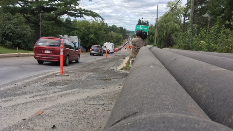 Leaky pipes delay construction on Fredericton's northside by 3 weeks