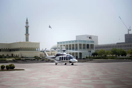 A helicopter is seen at the Diwan Palace of Qatar's Emir Sheikh Tamim bin Hamad al-Thani in Doha, August 3, 2015. REUTERS/Brendan Smialowski/Pool