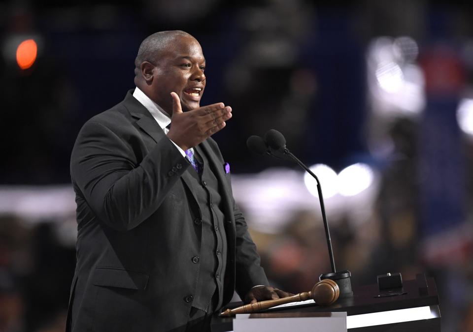 Pastor Mark Burns delivers the benediction at the close of the afternoon session on the opening day of the Republican National Convention in Cleveland on Monday, July 18, 2016. (Photo: Mark J. Terrill/AP)