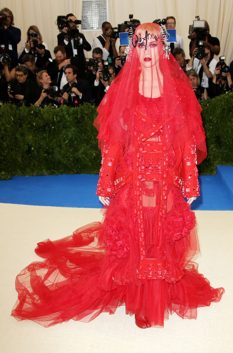 Nanu, wer versteckt sich denn hinter diesem Schleier? Katy Perry wählte ein äußerst bizarres Kleid für die "Met Gala 2017". (Bild-Copyright: Matt Baron/REX/Shutterstock)