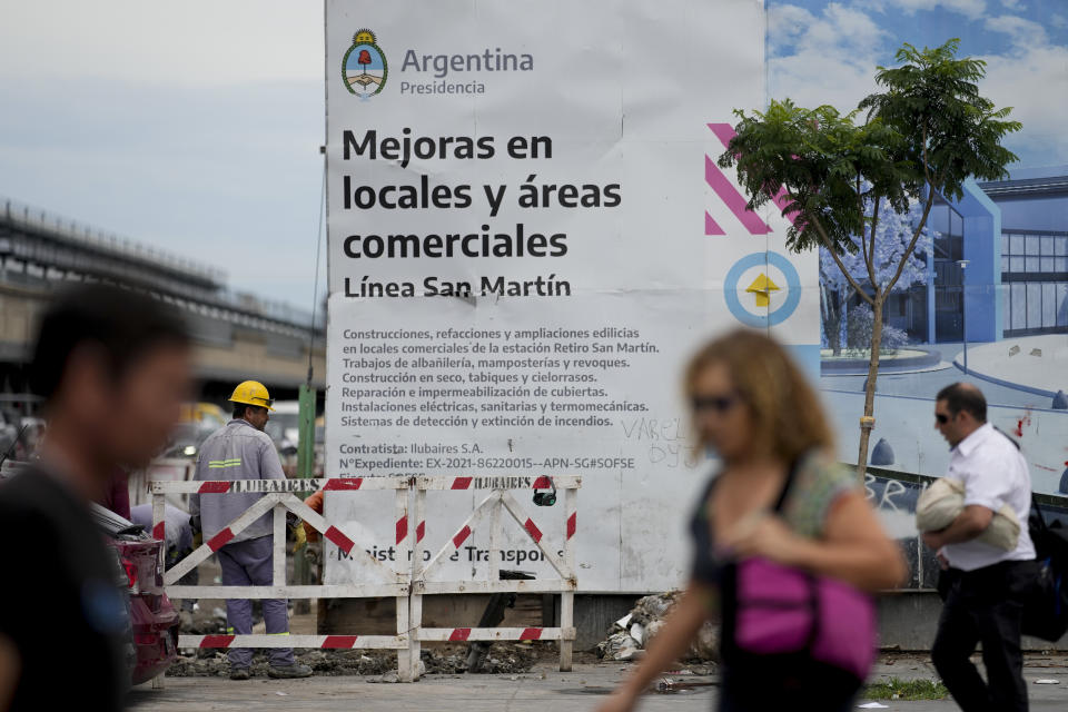 Un cartel anuncia proyectos del gobierno en la estación de tren de Retiro en Buenos Aires, Argentina, el miércoles 13 de diciembre de 2023. El gobierno argentino eliminó subsidios al transporte y energía y devaluó el peso a más de la mitad, de 400 a 800 pesos por dólar, como parte de las medidas de ajuste que el nuevo presidente, Javier Milei, defiende ante las urgencias económicas del país. También suspendió proyectos de obra pública. (AP Foto/Natacha Pisarenko)