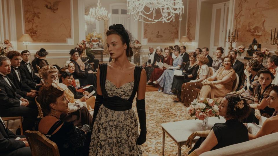 A fashion show in Cristóbal Balenciaga (Disney+)