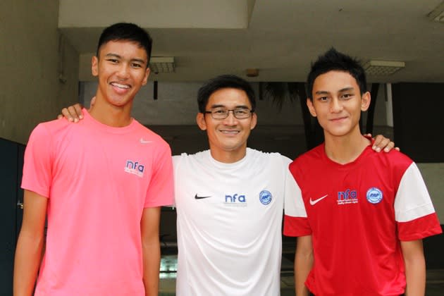 Nazri Nasir (centre) with his sons Adam (left) and Amer (right). (Photo: 25th Canon Lion City Cup)