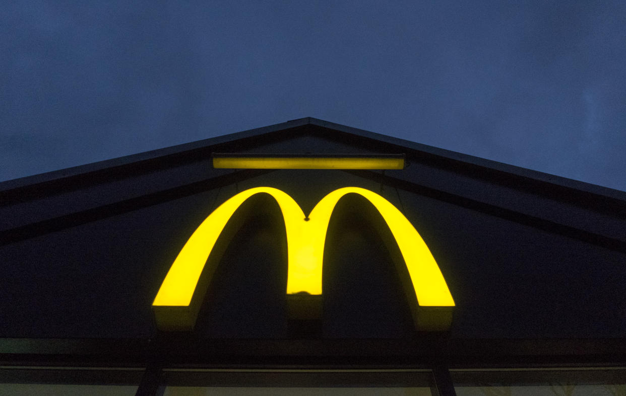 Das geschwungene M ist das Logo der Fastfood-Kette McDonald’s – das dachte auch die Mutter eines Grundschülers, als dieser mit einem neuen T-Shirt das Haus verließ. (Bild: Matt Cardy/Getty Images)