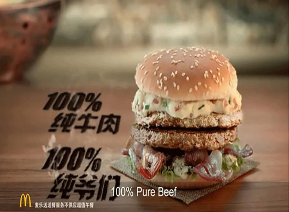 Por si no llevaban condimentos suficientes, en China McDonald's lanzó una hamburguesa que incorporaba puré de patatas sobre la carne. (Foto: McDonald's).