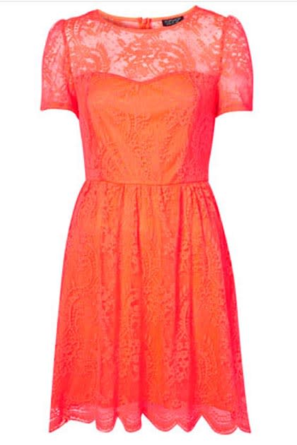 Das Dress in Neon-Orange von Topshop ist ein wahrer Allrounder. Ob abends mit High-Heels zum Weggehen oder mit Flip-Flops für die nächste Gartenparty, das Neon-Kleid sorgt immer für einen Spitzenauftritt. Preis: rund 57 Euro. (Bild: topshop.com)