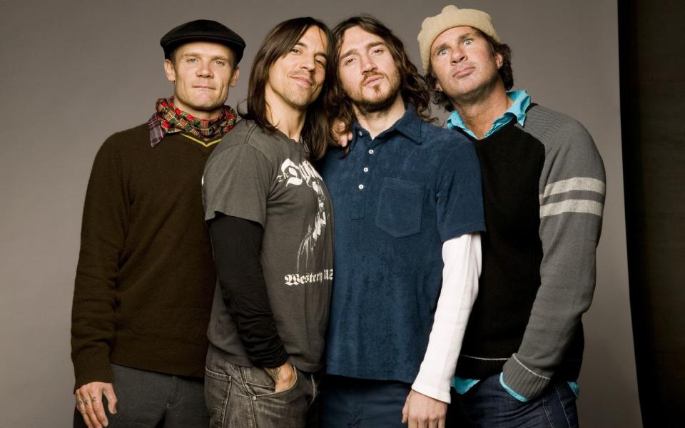 Auch wenn Gitarrist John Frusciante (zweiter von rechts) immer mal wieder zwischenzeitlich die Band verließ: Seit über 35 Jahren bildet er mit Bassist Flea (links), Sänger Anthony Kiedis (zweiter von links) und Schlagzeuger Chad Smith die Stammbesetzung der Red Hot Chili Peppers. Was viele nicht wissen: Frusciante kam damals als Ersatz für Hillel Slovak an Bord, der 1988 an einer Überdosis Heroin gestorben war. (Bild: Warner)