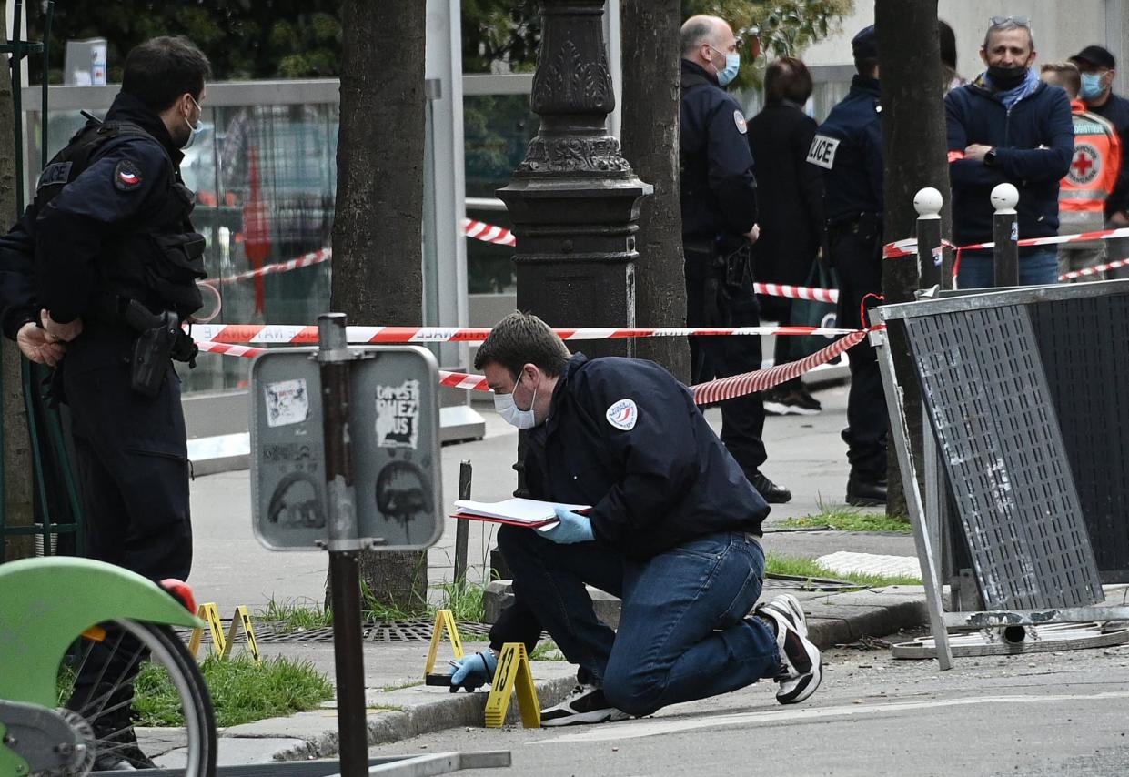 La police sur les lieux du crime, rue Michel-Ange.  - Anne-Christine Poujoulat / AFP