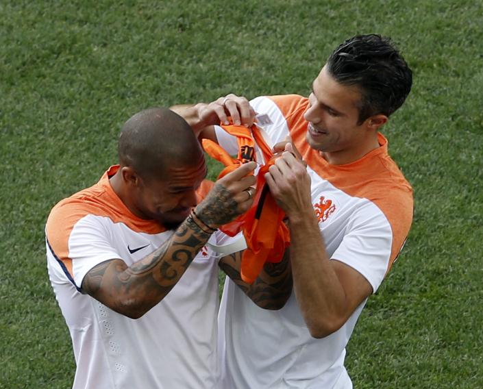 Netherlands&#39; national soccer player Robin Van Persie (R) jokes with his teammate Wesley Sneijde during their 2014 World Cup training session at the Corinthians arena in Sao Paulo June 22, 2014. REUTERS/Paulo Whitaker (BRAZIL - Tags: SPORT SOCCER WORLD CUP)