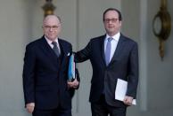 <p>Après le renoncement de François Hollande à l’élection présidentielle, Manuel Valls annonce sa candidature à la primaire socialiste et quitte Matignon. Il est remplacé par Bernard Cazeneuve, qui lui avait déjà succédé au poste de ministre de l’Intérieur. Si l’ancien maire de Cherbourg s’apprête à boucler le quinquennat au poste de Premier ministre, Manuel Valls, lui, a perdu la primaire, nettement battu par Benoît Hamon. (Photo : Reuters)</p>