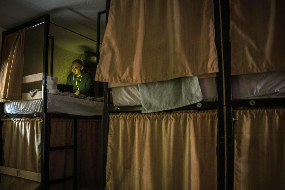 Yuri, un artista siberiano de 36 años, trabaja en su computadora portátil sobre la litera que ocupa en un hostal de Biskek, Kirguistán, el viernes 30 de septiembre de 2022. (Sergey Ponomarev/The New York Times)

