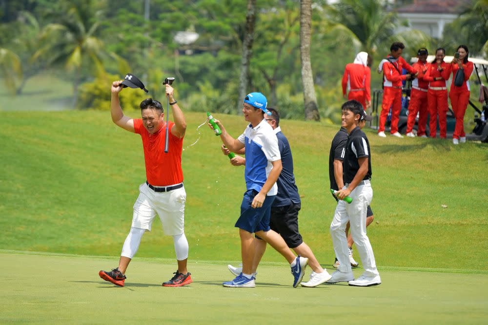 Justin Wong Jie Hau (left) celebrates his victory after his final hole. – Picture courtesy of Tropicana Golf &amp; Country Resort