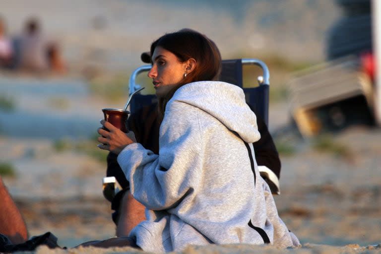 Las tardes de mate en la playa son un clásico del verano esteño, y Lola Latorre no fue la excepción