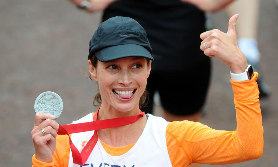 Auch wenn die Modebranche als notorisch oberflächlich verschrien ist: Für Christy Turlington gilt das gewiss nicht. 1999 beendete die Amerikanerin ihr Studium der Literatur und Philosophie. Sportlich ist die PETA-Unterstützerin und zweifache Mama obendrein, wie man sieht. Und auch mit 52 immer noch bildhübsch. (Bild: Stuart C. Wilson /Getty Images)