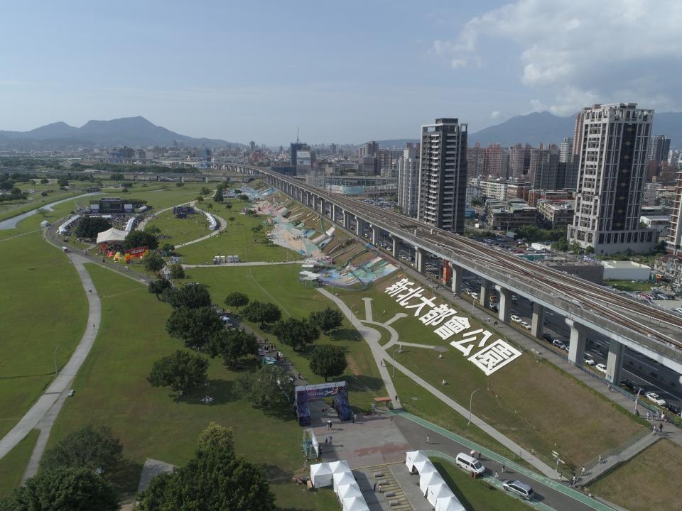 新北大都會公園緊鄰熊猴森樂園及捷運，是假日休閒首選。   圖：新北市高灘處提供