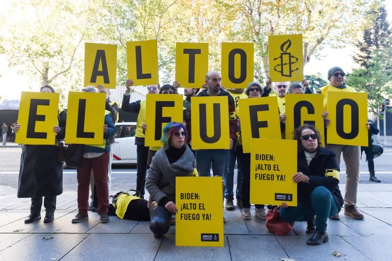 Activistas de Amnistía Internacional se concentran para pedir el alto el fuego en Gaza, frente a la Embajada de Estados Unidos, a 22 de noviembre de 2023, en Madrid.