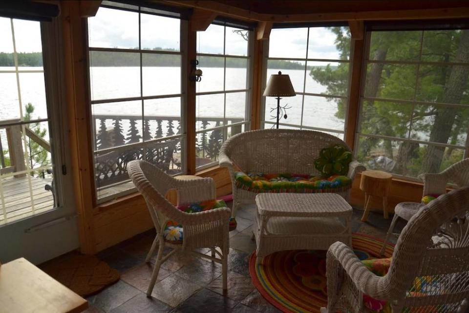 <p>Enjoy an afternoon in the sun room.<br>(Airbnb) </p>