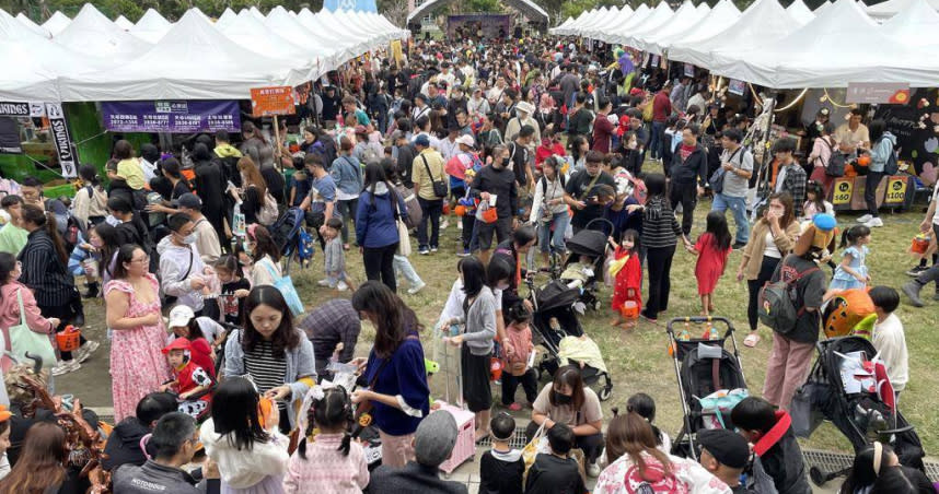 「2023天母搞什麼鬼萬聖節嘉年華」主活動今（28日）在天母運動公園登場。（圖／中國時報記者何書青攝）