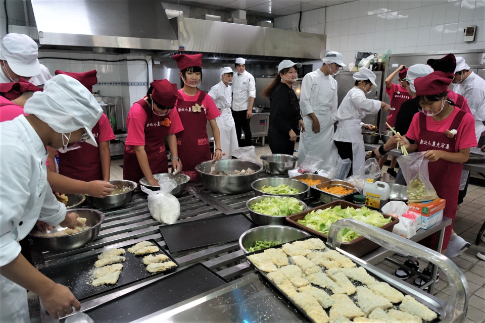 野柳國小六年級畢業生進行綠色海鮮感恩宴