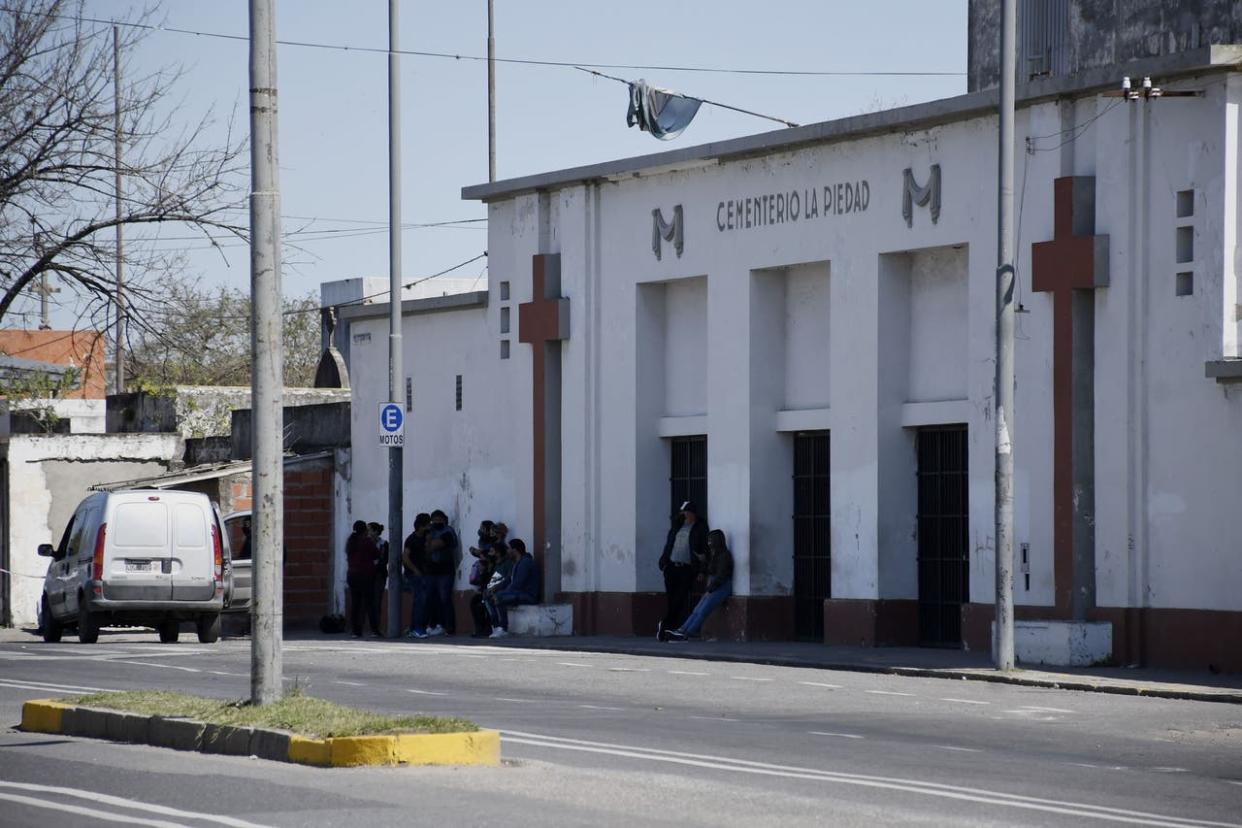 Un enfrentamiento entre bandas narcos se produjo hoy al mediodia frente al cementerio la piedad de Rosario, cuando un grupo de gente asistia al entierro de un familiar muerto en un tiroteo anterior. Hay un joven herido grave.