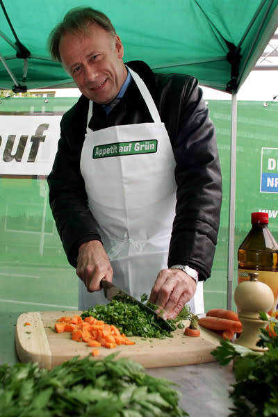 Wenn es um das Thema Essen geht, finden sich auch in Deutschland interessante Koalitionen. Zum Beispiel zwischen Jürgen Trittin – der beileibe nicht nur „Appetit auf Grün“ hat, wie es seine Schürze behauptet – und… (Bild: dapd)