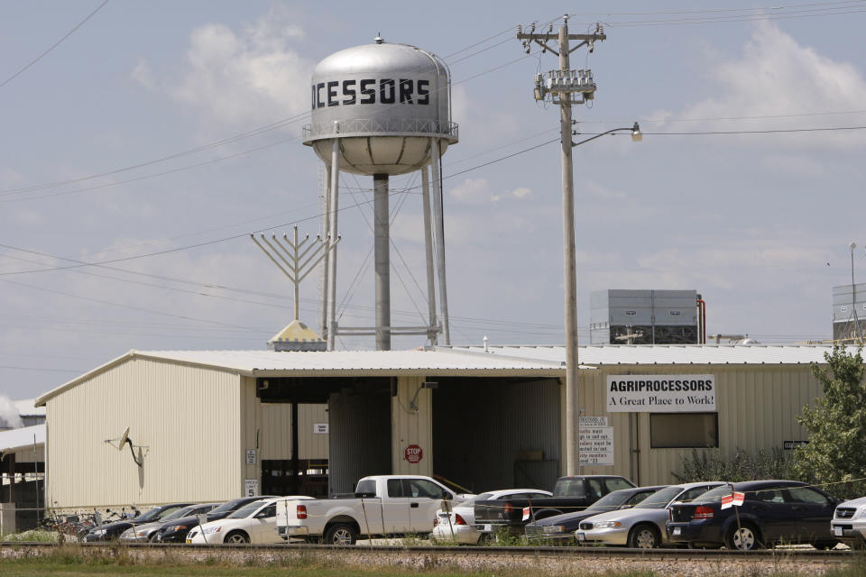 <span class="s1">The Agriprocessors meatpacking plant in Postville, Iowa, in a 2008 photo. (Photo: Charlie Neibergall/AP)</span>