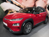 <p>Hyundai stellte gleich zwei neue Elektrofahrzeuge beim Genfer Autosalon vor. Eines davon ist der Kona Electric, ein Batterie-SUV, der laut Hersteller eine Reichweite von bis zu 480 Kilometern hat. Bereits im Sommer soll der Hyundai Kona Electric, den es in zwei Leistungsstufen gibt, auf den deutschen Markt kommen. Zum Preis gibt es noch keine Angaben. (Bild-Copyright: gims.swiss) </p>