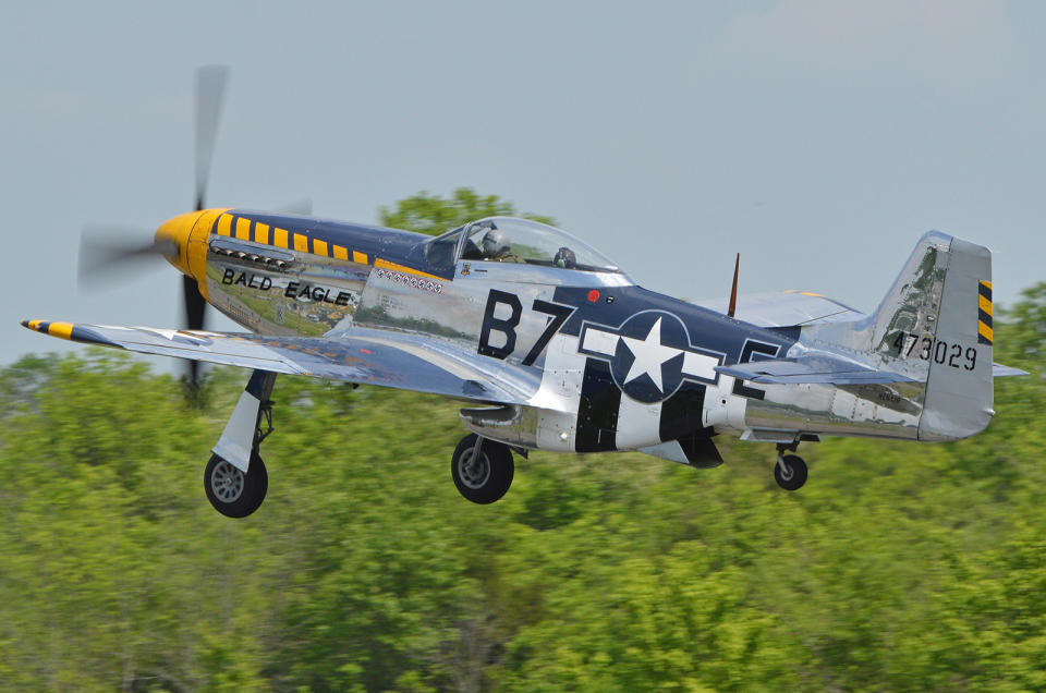 <p>Al atractivo visual de los P-51 se añadía su acabado, a menudo sin pintar, que dejaba ver su gloriosa piel de aluminio pulido. La capota de burbuja de muchos modelos Mustang no sólo mejoraba la visión del piloto, sino que añadía un aspecto más moderno al avión.</p><p>El P-51 Mustang norteamericano era mucho más que un avión bonito; su capacidad para volar grandes distancias le permitía escoltar a los bombarderos estadounidenses hasta el interior de Alemania y luchar contra los aviones defensores, aumentando enormemente la tasa de supervivencia de los bombarderos y contribuyendo en gran medida a reducir la Luftwaffe. El papel del P-51 Mustang en la victoria aliada fue extremadamente importante. Se fabricaron más de 15.000 Mustangs.</p><p><strong><em>Si te ha gustado este artículo, haz clic en el botón Seguir para ver más artículos de Autocar similares.</em></strong></p> 