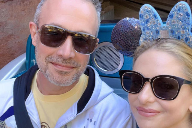 Sarah Michelle Gellar Rocks Minnie Mouse Ears in Selfie with Husband  Freddie Prinze Jr., Plus More Celebs at Disney Parks!