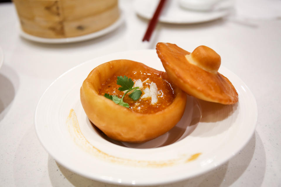 ju signatures - wok fried chilli crab in mantou tureen