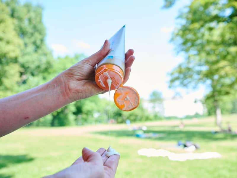 Does my 'base tan' from the solarium give me extra protection from the sun? Can I just re-apply sunscreen after an hour in the sun? And is it true that a vegan diet means an extra barrier for the skin? We asked experts to comment on common beliefs surrounding sunscreen. Annette Riedl/dpa