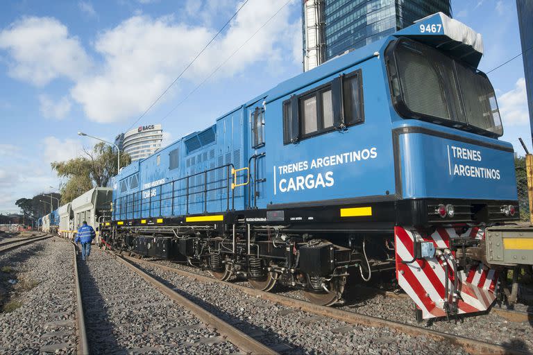 La vieja locomotora, modelo ALCO USA del año 59 tracciona a las nuevas formacioens