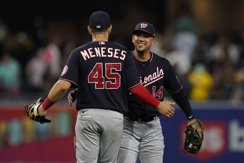 El tercera base de los Nacionales de Washington, Ildemaro Vargas (14), celebra con el jardinero derecho Joey Meneses después de que los Nacionales derrotaron a los Padres de San Diego 6-3 el viernes 19 de agosto de 2022 en San Diego. (Foto AP/Gregory Bull)