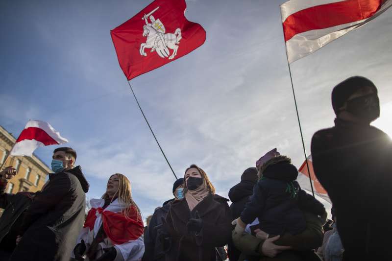 白羅斯民主示威潮延續8個月，不少反對人士被迫流亡，圖為逃到立陶宛的反對派領袖蒂卡諾夫斯卡婭（黑衣者）。（AP）