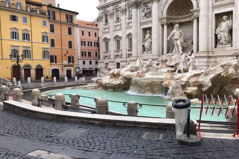由於疫情嚴重，義大利羅馬的特雷維噴泉也幾乎空無一人。（美聯社）